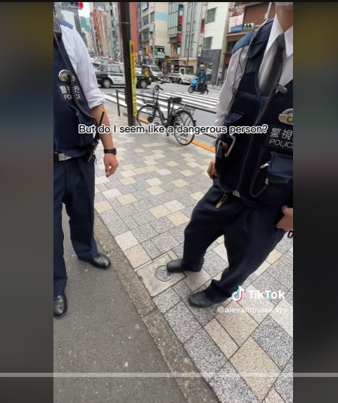 日本の警察にバッグチェックをされたtiktoker、衝撃の回答に警察官も急いで立ち去る！？