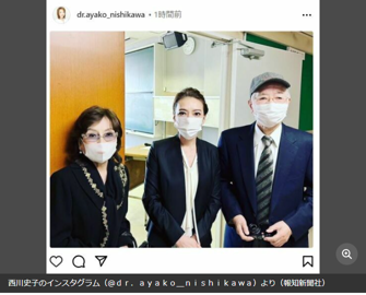 医師でタレントの西川史子が大学院入学式に参加！両親との幸せな3ショットを公開！